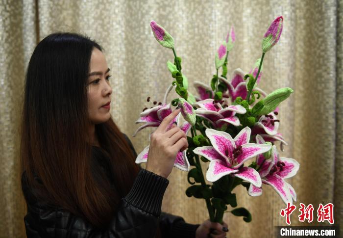 Китаянка мастерски вяжет растения и животных крючком